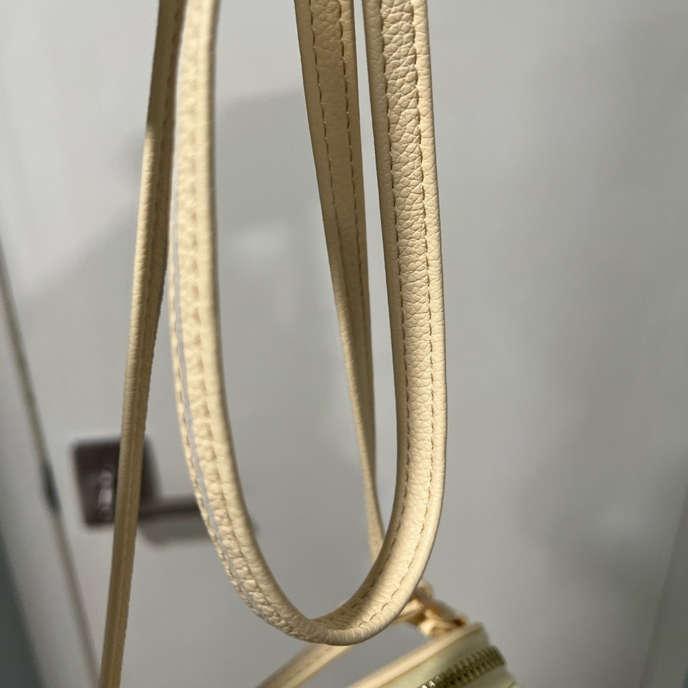 NWOT Elegant light yellow Crossbody Bag with Gold Accent - Picture 7 of 14